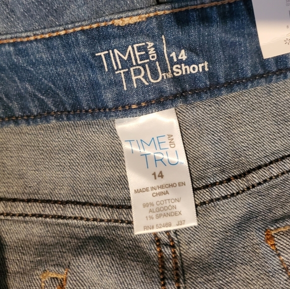 NWT-Time and Tru Sretch Denim Shorts. Size 14. - Picture 4 of 6